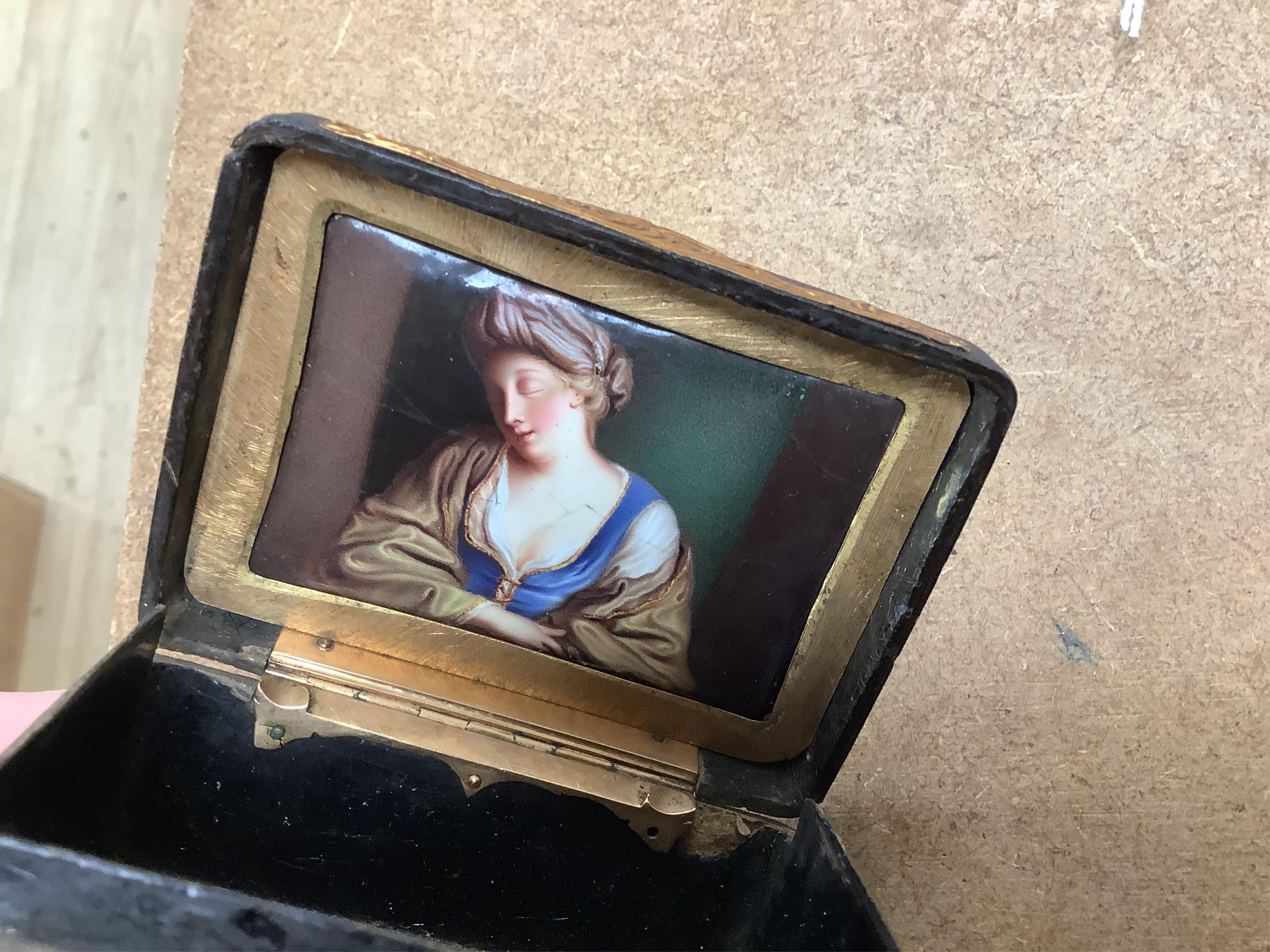 An 18th / early 19th century trinket box with inner porcelain figural painted cover, 8cm wide